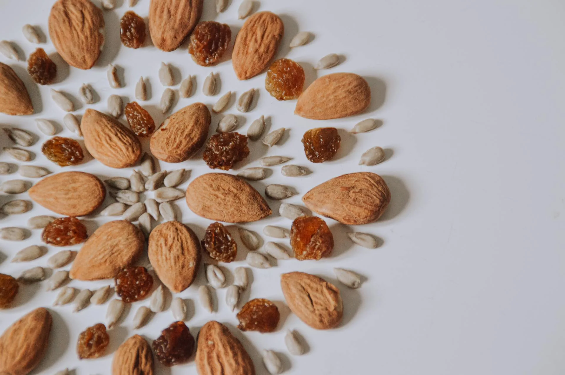 Riešutai ir sėklos – natūralūs Omega-6 riebalų rūgščių šaltiniai. Omega-6 riebalų rūgštys.