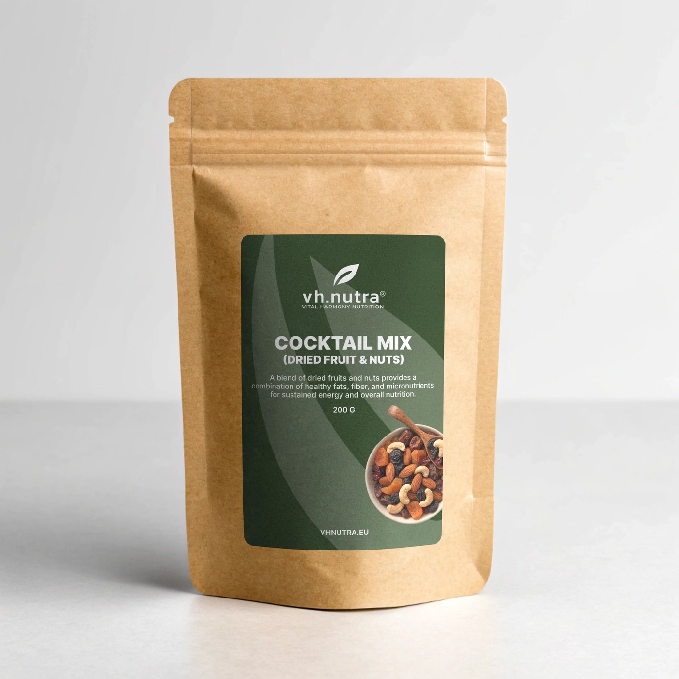 VH.Nutra Cocktail Mix – džiovinti vaisiai ir riešutai, 200 g 1 VH.Nutra Cocktail Mix 200 g – ruda popierinė pakuotė su žaliu etiketu ir džiovintų vaisių bei riešutų mišinio iliustracija